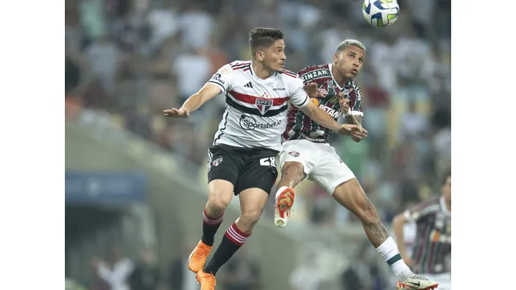 Alexsander jogador do Fluminense disputa lance com Pablo Maia jogador do Sao Paulo durante partida no estadio Maracana pelo campeonato Brasileiro A 2023. Foto: Jorge Rodrigues/AGIF