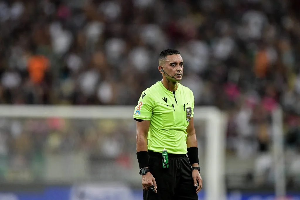 Arbitro André Luiz Bento durante partida entre Fluminense e São Paulo no estádio Maracanã pelo campeonato Brasileiro A 2023.  Thiago Ribeiro/AGIF