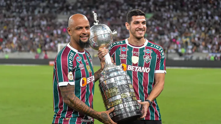 Felipe Melo e Nino com a taça da Libertadores do Fluminense .Foto: Thiago Ribeiro/AGIF