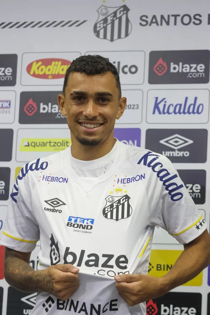 Luan Dias posa para fotos durante sua apresentação oficial como jogador do Santos em coletiva de imprensa realizada no CT Rei Pelé – Foto: Fernanda Luz/AGIF