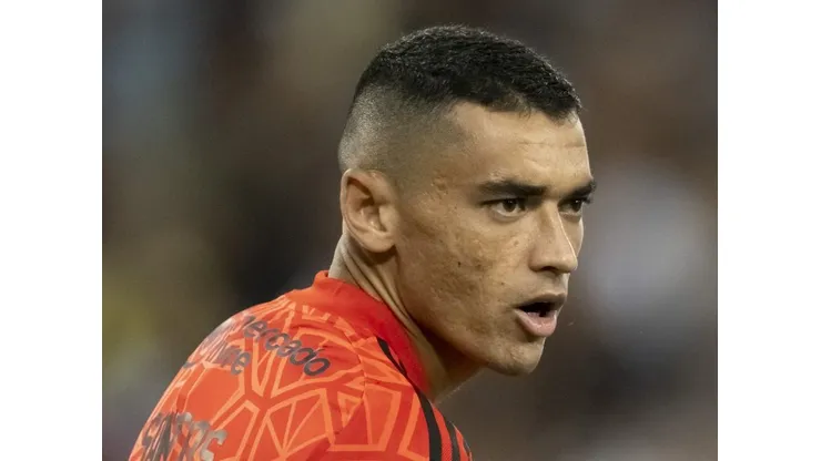 Santos, goleiro do Flamengo, durante partida contra o Vasco no estádio Maracanã pelo campeonato Carioca 2023. Foto: Jorge Rodrigues/AGIF