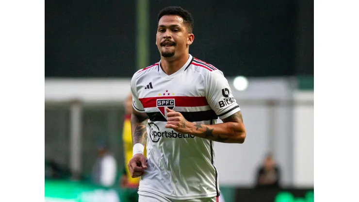 Luciano, atacante do São Paulo, durante partida da equipe - Foto: Fernando Moreno/AGIF