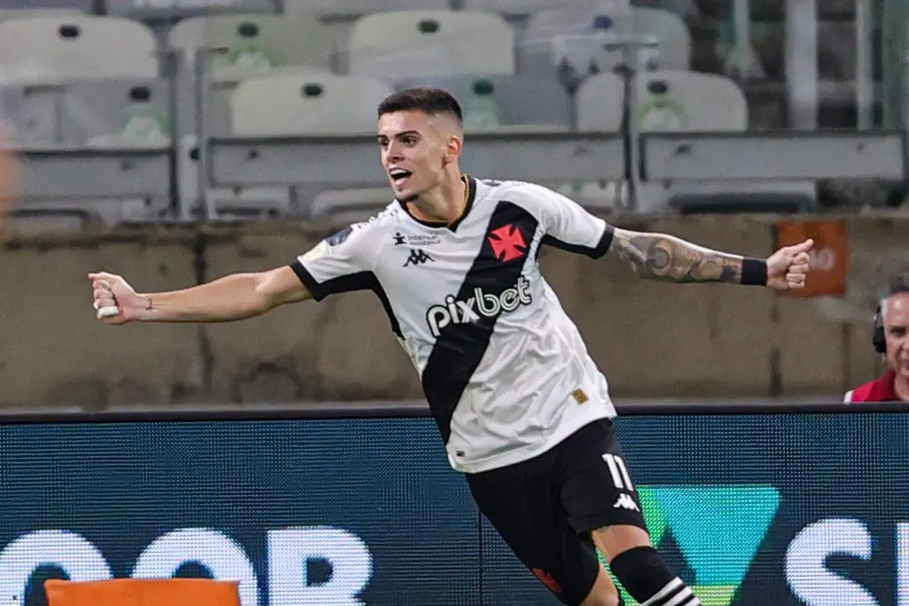 Gabriel Pec jogador do Vasco comemora seu gol durante partida contra o Cruzeiro no estadio Mineirao pelo campeonato Brasileiro A 2023. Gilson Lobo/AGIF