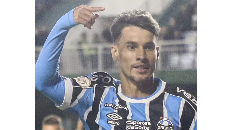 Ferreira jogador do Grêmio comemora seu gol durante partida contra o Coritiba no estadio Couto Pereira pelo campeonato Brasileiro A 2023. Foto: Gabriel Machado/AGIF
