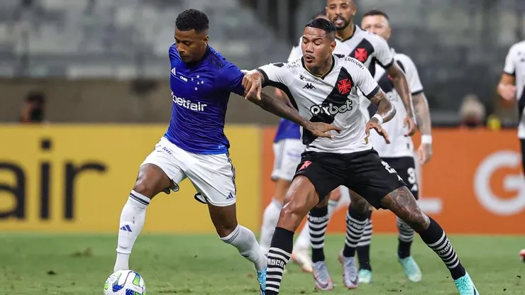 Arthur Gomes em ação pelo Cruzeiro, no confronto contra o Vasco pelo Brasileirão - Foto: Gilson Lobo/AGIF