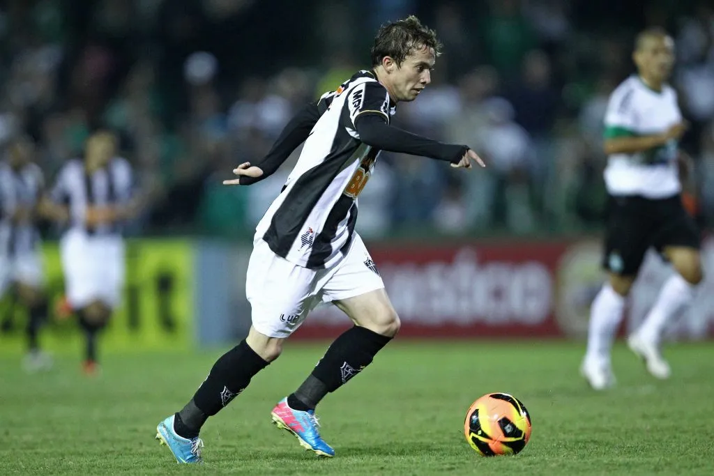 Bernard em ação pelo Atlético, contra o Coritiba, em 2013 – Foto: Heuler Andrey/AGIF