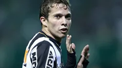 Bernard, ex-jogador do Atlético, em ação pelo clube - Foto: Heuler Andrey/AGIF