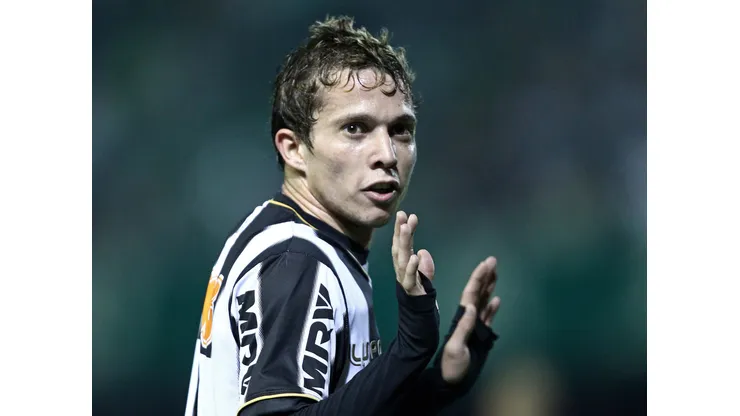 Bernard, ex-jogador do Atlético, em ação pelo clube - Foto: Heuler Andrey/AGIF