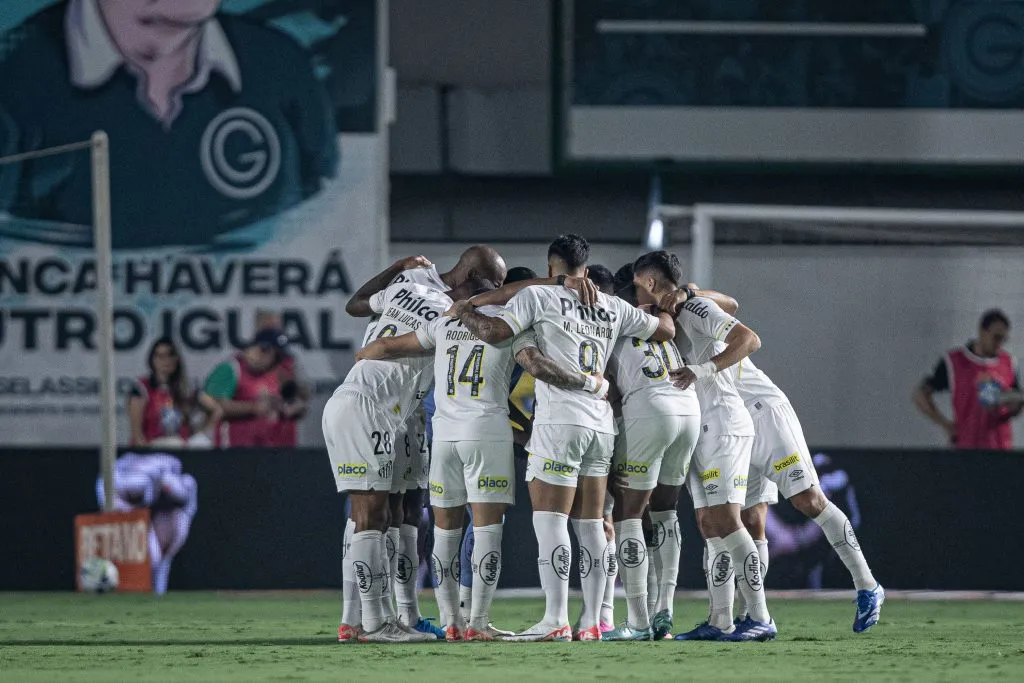 Elenco do Santos durante partida no estádio Serrinha pelo campeonato Brasileiro. Foto: Heber Gomes/AGIF