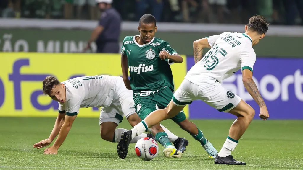 Estevão em ação pelo Palmeiras. O jogador desperta a cobiça na Europa – (Foto: Fabio Menotti/Palmeiras/by Canon)