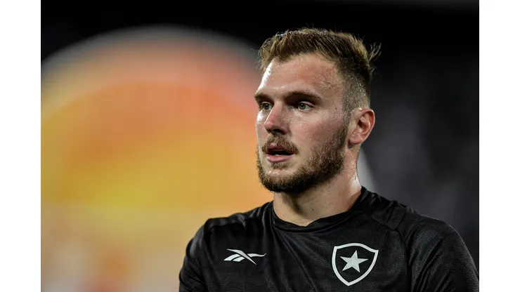 RJ - RIO DE JANEIRO - 01/11/2023 - BRASILEIRO A 2023, BOTAFOGO X PALMEIRAS - Lucas Perri goleiro do Botafogo durante partida contra o Palmeiras no estadio Engenhao pelo campeonato Brasileiro A 2023. Foto: Thiago Ribeiro/AGIF