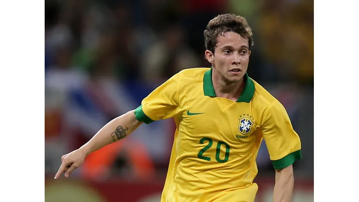 Bernard, meia-atacante, durante partida da Seleção Brasileira - Foto: Friedemann Vogel/Getty Images