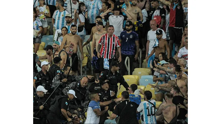 Confusão entre torcedores de Brasil e Argentina durante partida no estádio Maracanã pelo campeonato Eliminatórias Copa Do Mundo 2026. Jhony Pinho/AGIF