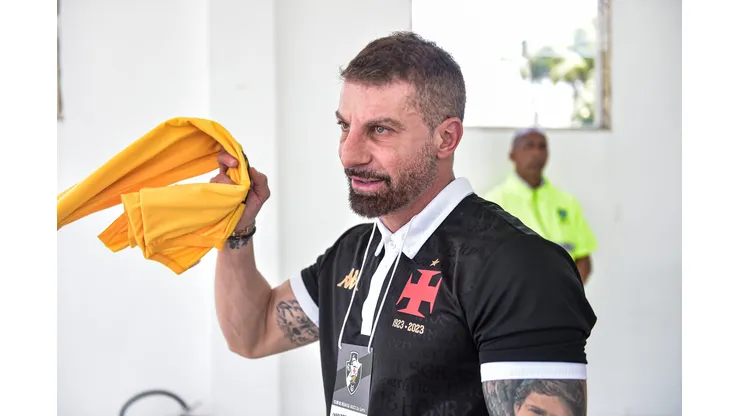 Foto: Thiago Ribeiro/AGIF - Pedrinho começa o trabalho no Vasco em 2024