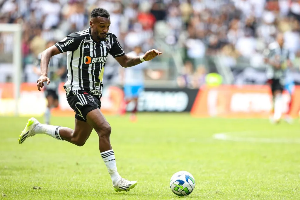 Edenílson em ação pelo Galo. O meio-campista admite que precisa se soltar – Foto: Gilson Lobo/AGIF