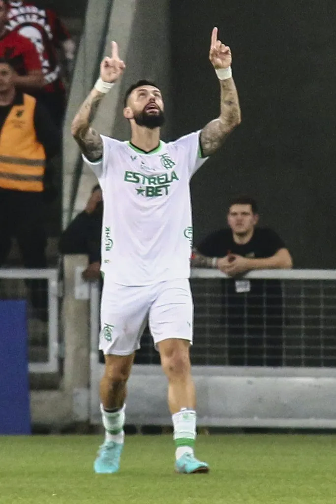 Mastriani, jogador do América-MG, comemora seu gol durante partida contra o Athletico-PR no estádio Arena da Baixada pelo campeonato Brasileiro A 2023. Foto: Gabriel Machado/AGIF
