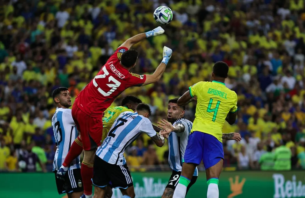 RJ – RIO DE JANEIRO – 21/11/2023 – ELIMINATORIAS COPA DO MUNDO 2026, BRASIL X ARGENTINA – Emiliano Martinez goleiro do Argentina durante partida contra o Brasil no estadio Maracana pelo campeonato Eliminatorias Copa Do Mundo 2026. Foto: Fabio Giannelli/AGIF