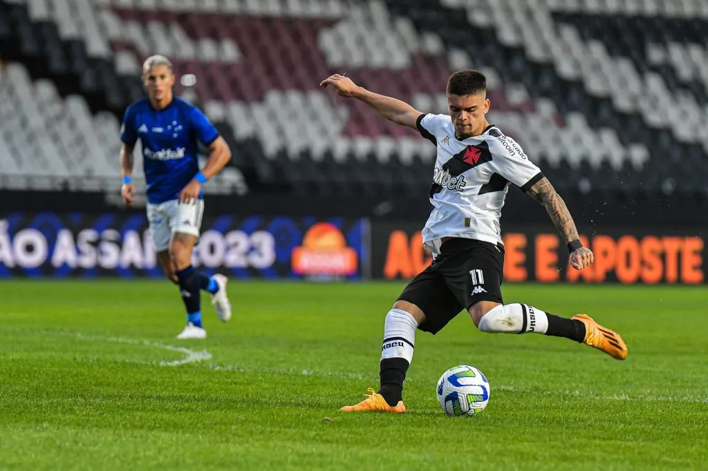 Gabriel Pec jogador do Vasco durante partida contra o Cruzeiro no estádio São Januário pelo campeonato Brasileiro A 2023. Foto: Thiago Ribeiro/AGIF