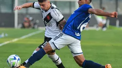 Gabriel Pec jogador do Vasco disputa lance com Kaiki jogador do Cruzeiro durante partida no estadio Sao Januario pelo campeonato Brasileiro A 2023. Thiago Ribeiro/AGIF