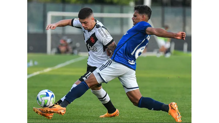 Gabriel Pec jogador do Vasco disputa lance com Kaiki jogador do Cruzeiro durante partida no estadio Sao Januario pelo campeonato Brasileiro A 2023. Thiago Ribeiro/AGIF