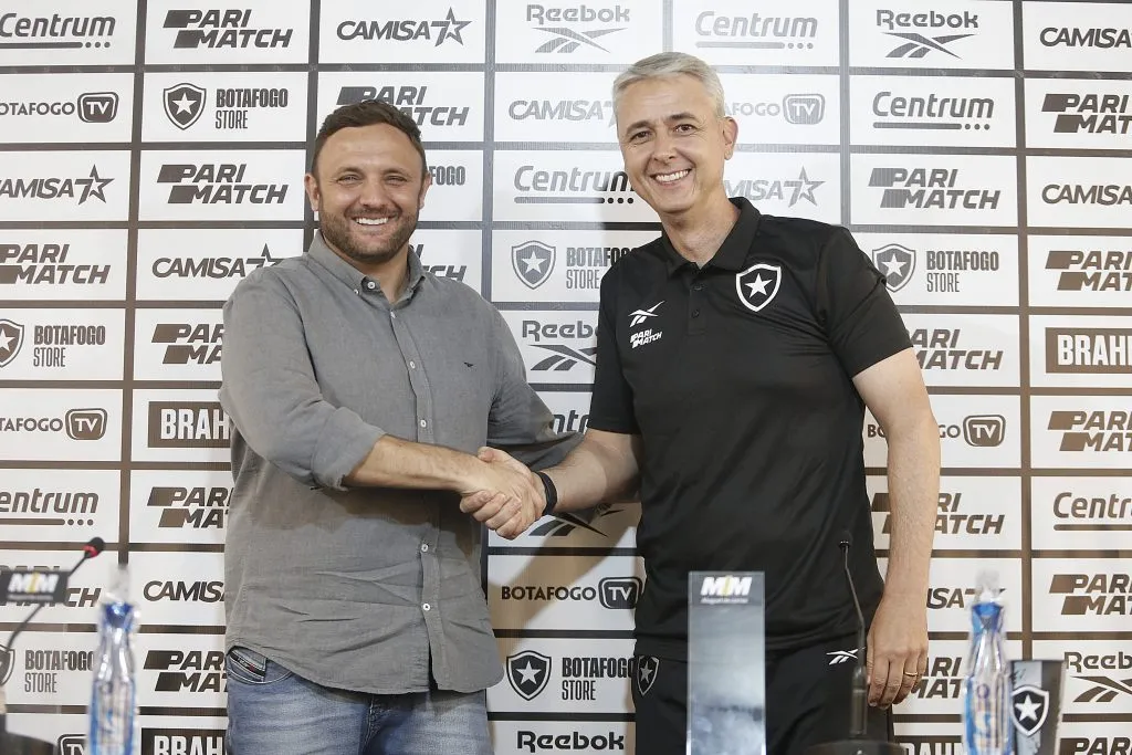 Mazzuco, diretor de futebol do Botafogo, apresenta o técnico Tiago Nunes – Foto: Vitor Silva/BFR