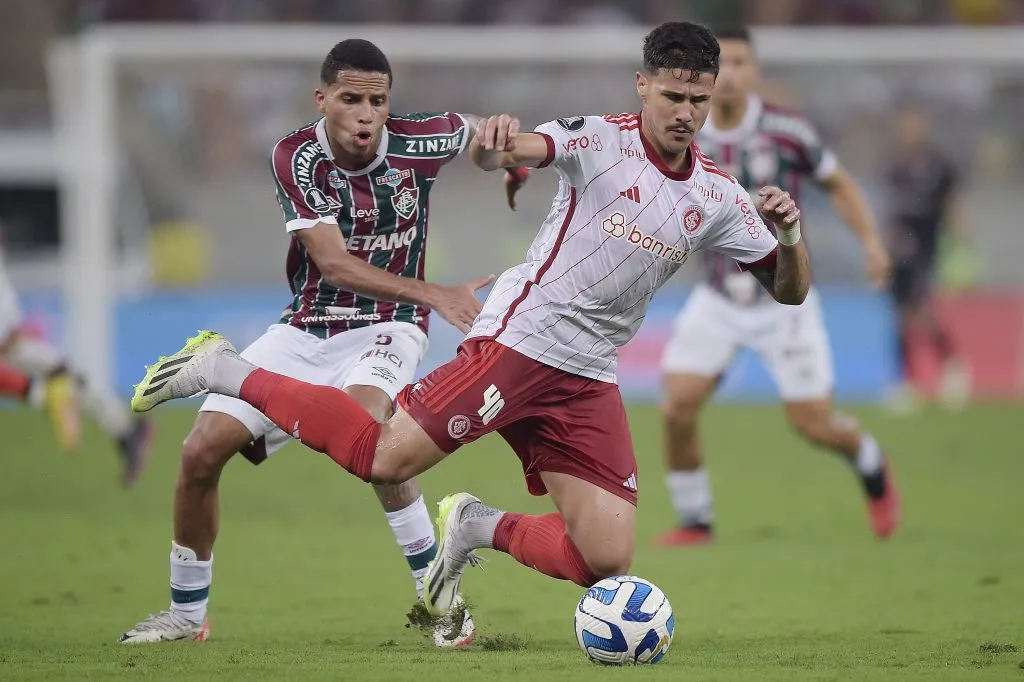 Alexsander jogador do Fluminense disputa lance com Romulo jogador do Internacional durante partida no estadio Maracana pelo campeonato Libertadores 2023. Foto: Alexandre Loureiro/AGIF
