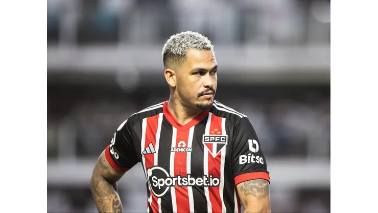 Luciano jogador do Sao Paulo durante partida contra o Santos no estadio Vila Belmiro pelo campeonato Brasileiro A 2023. Foto: Abner Dourado/AGIF