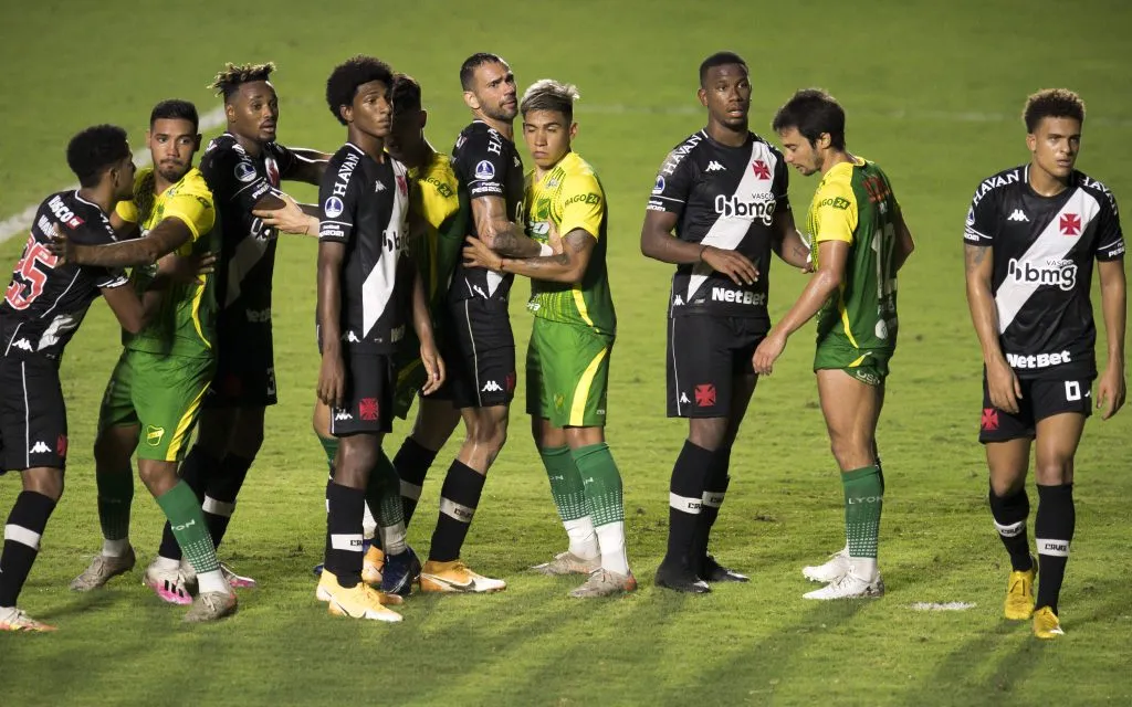 Jogadores do Vasco disputam lance com jogadores do Defensa y Justicia durante partida no estádio São Januário pelo campeonato Copa Sul-Americana 2020 – Foto: Jorge Rodrigues/AGIF