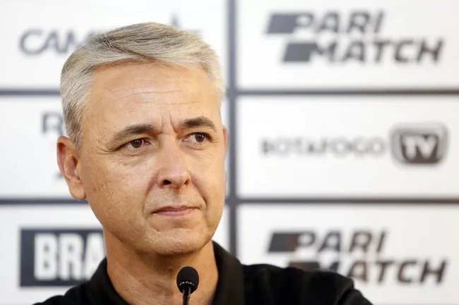 Tiago Nunes deu sua primeira entrevista coletiva no Botafogo – Foto: Vitor Silva/Botafogo