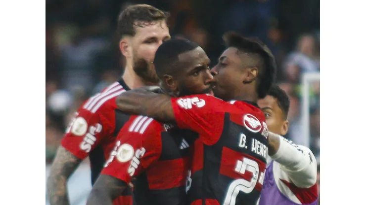 PR - CURITIBA - 20/08/2023 - BRASILEIRO A 2023, CORITIBA X FLAMENGO - Gerson jogador do Flamengo comemora seu gol durante partida contra o Coritiba no estadio Couto Pereira pelo campeonato Brasileiro A 2023. Foto: Gabriel Machado/AGIF