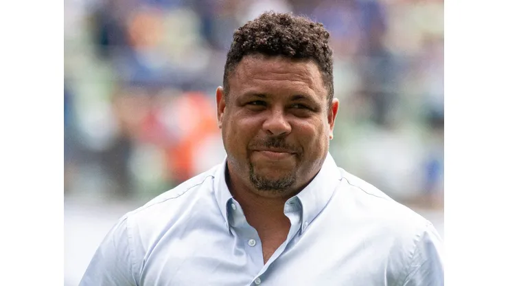 Ronaldo Fenômeno, dono da SAF do Cruzeiro, assistindo jogo do Brasileirão - Foto: Fernando Moreno/AGIF