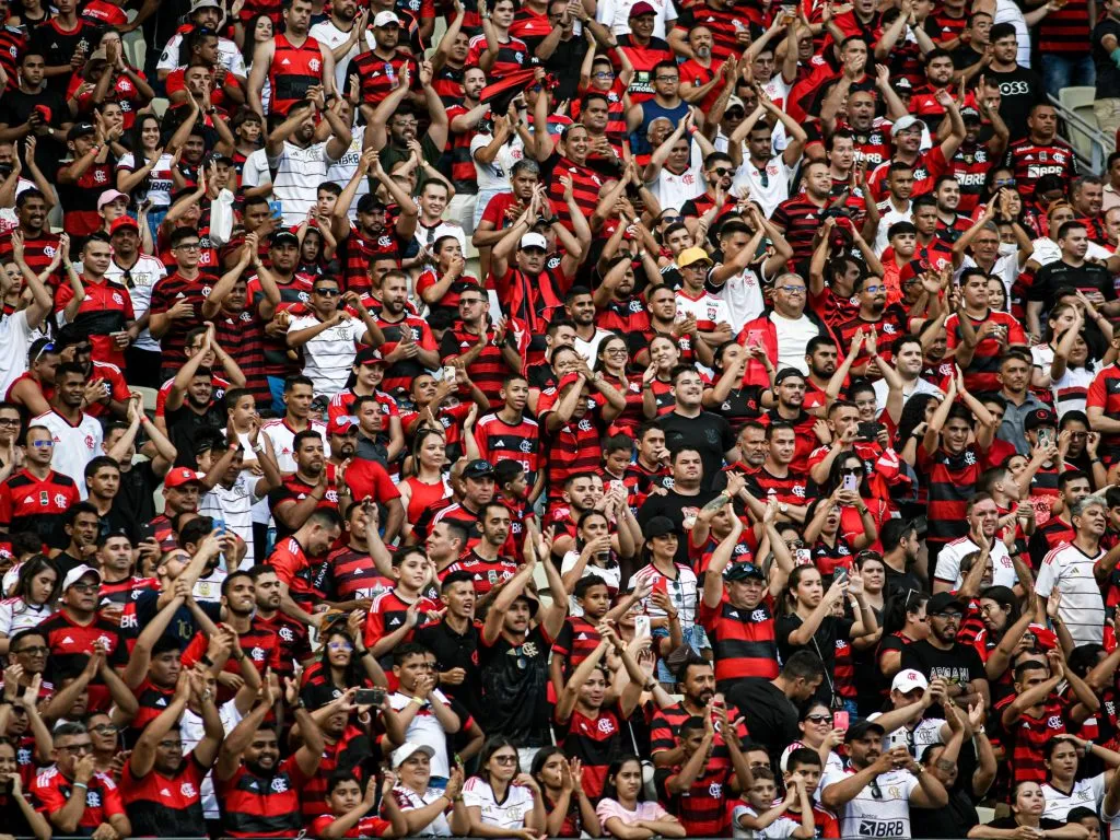 Torcida do Flamengo durante partida contra Fortaleza na Arena Castelão pelo Campeonato Brasileiro