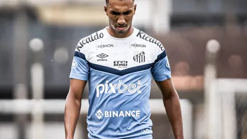 Lucas Braga no CT Rei Pelé. Jogador pode pegar gancho - Fotos: Raul Baretta/ Santos FC.