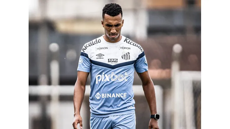 Lucas Braga no CT Rei Pelé. Jogador pode pegar gancho - Fotos: Raul Baretta/ Santos FC.