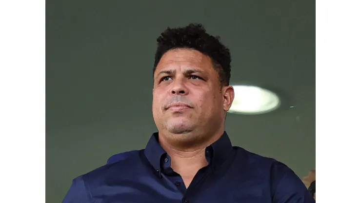 Ronaldo Fenômeno, dono da SAF do Cruzeiro, assistindo jogo do Brasileirão - Foto: Gilson Junio/AGIF