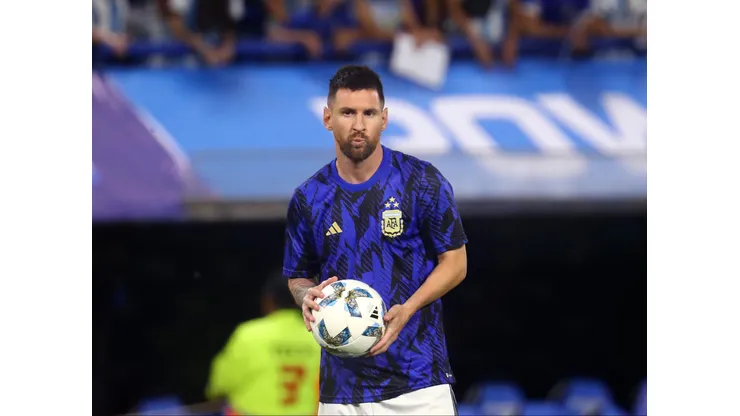 Lionel Messi em aquecimento antes d apartida contra o Uruguai. Foto: Marcos Brindicci/Getty Images.