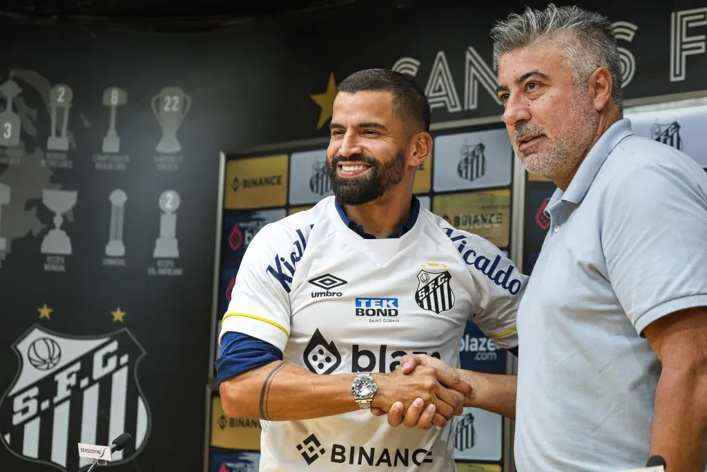 Tomas Rincon ao lado do coordenador tecnico Alexandre Gallo durante sua apresentacao oficial. Foto: Fernanda Luz/AGIF