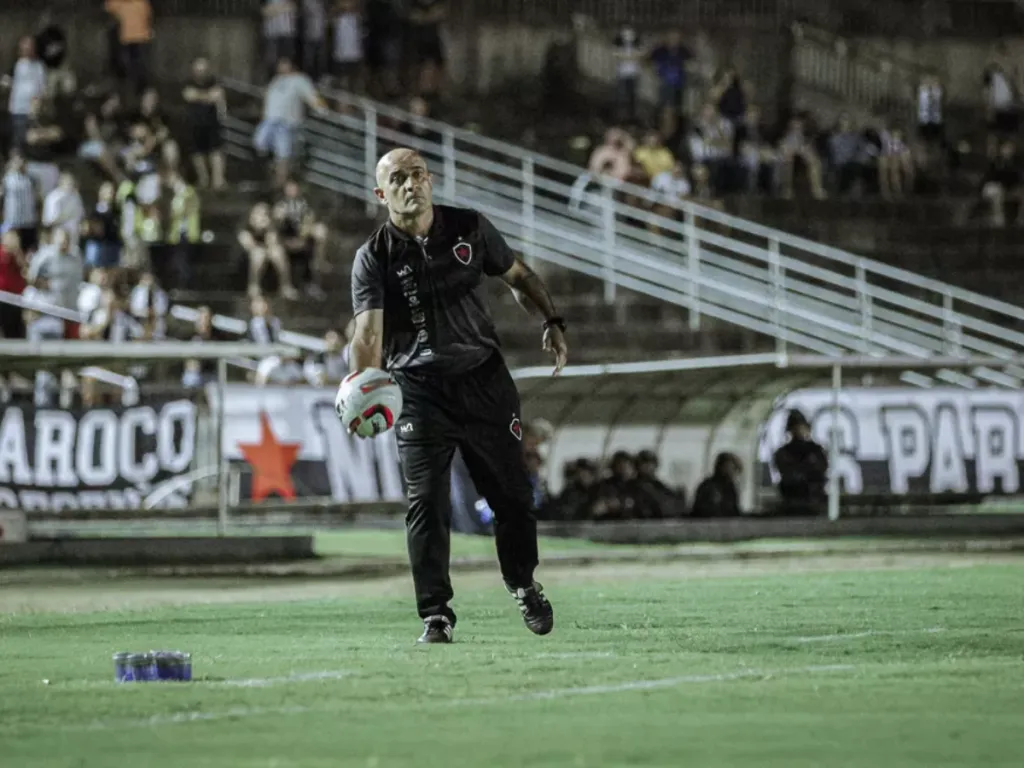 Foto: Cristiano Santos/Botafogo-PB – Itamar Schülle quando comandava o Botafogo-PB