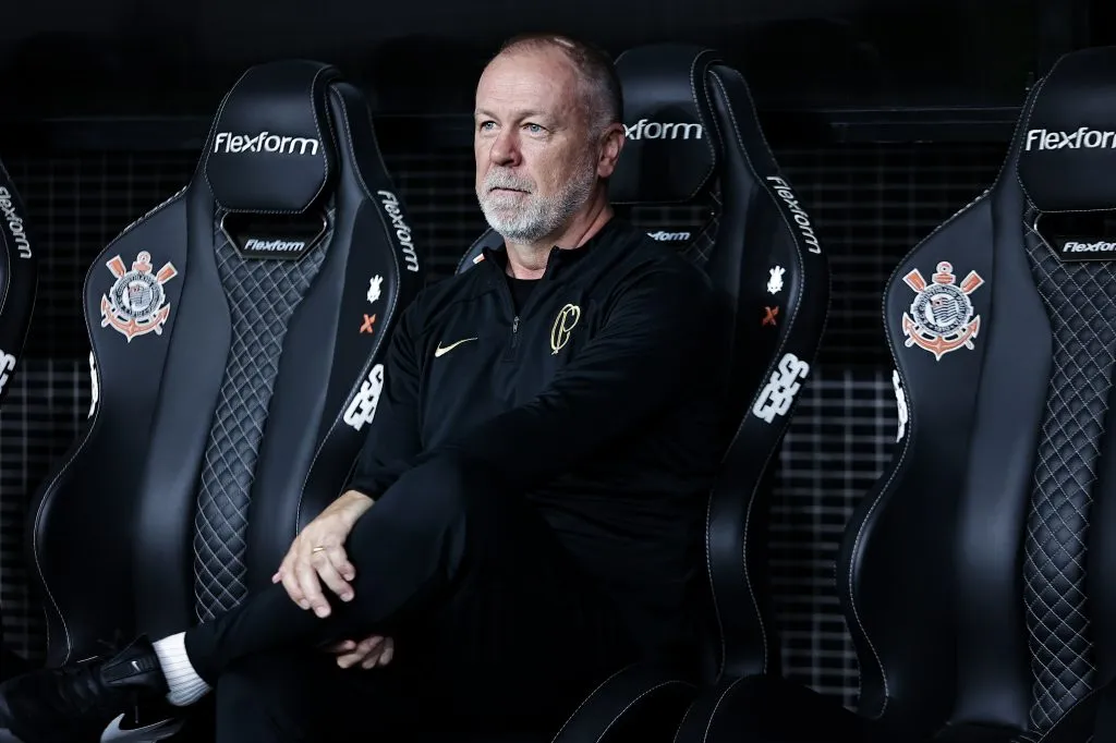 Mano Menezes técnico do Corinthians durante partida pelo campeonato Brasileiro A 2023. Foto: Fabio Giannelli/AGIF