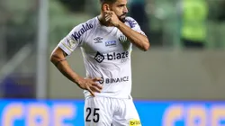 Tomás Rincón, jogador do Santos, lamenta ao final da partida contra o América-MG no estádio Independência pelo Campeonato Brasileiro - Foto: Gilson Lobo/AGIF