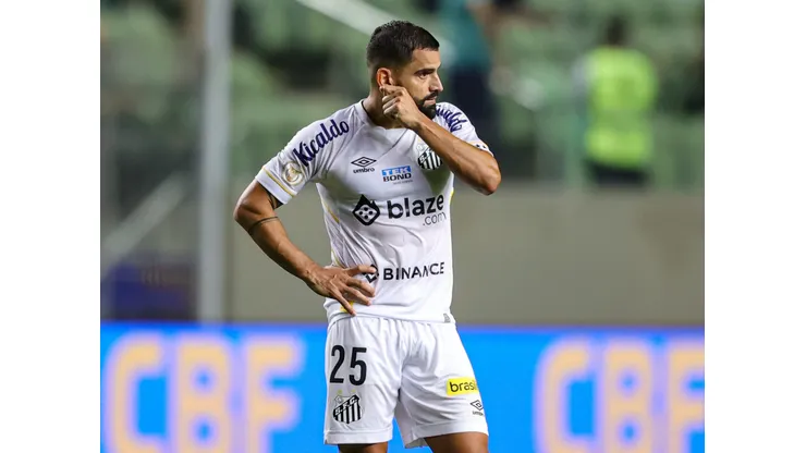 Tomás Rincón, jogador do Santos, lamenta ao final da partida contra o América-MG no estádio Independência pelo Campeonato Brasileiro - Foto: Gilson Lobo/AGIF