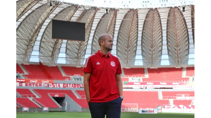 Edenílson manda a real Miguel Àngel Ramirez. Foto: Ricardo Duarte- Internacional