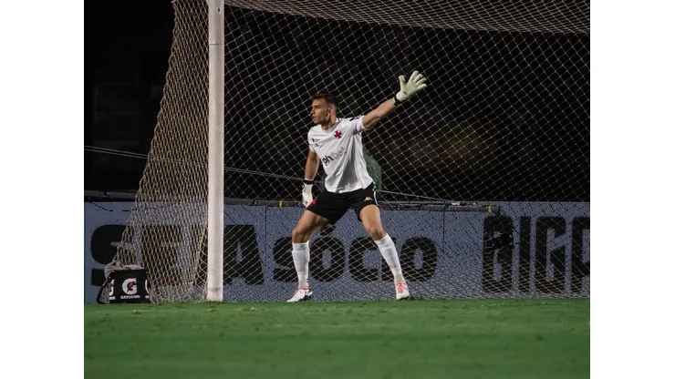 Léo Jardim, goleiro do Vasco, com o uniforme de goleiro em homenagem aos Camisas Negras - Foto: Leandro Amorim/ Vasco da Gama / Twitter Oficial