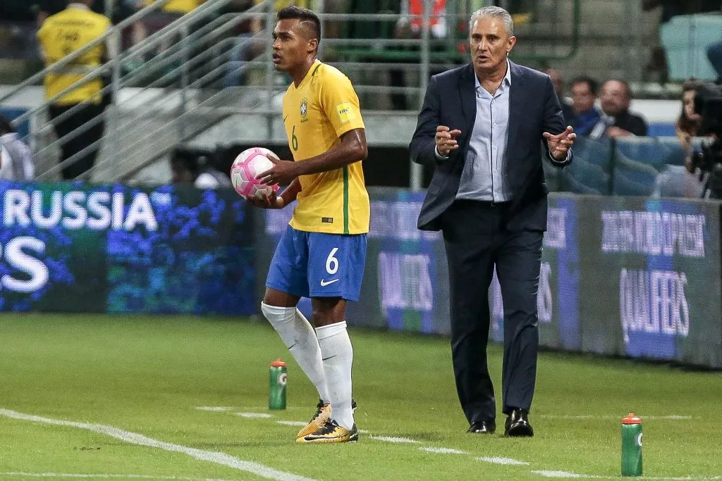 O tecnico Tite e Alex Sandro do Brasil durante partida contra o Chile pelas Eliminatorias para a Copa da Russia 2018, na Arena Allianz Parque Foto: Ale Cabral/AGIF