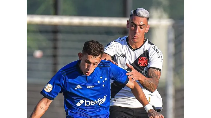 Puma Rodriguez jogador do Vasco disputa lance com Stenio jogador do Cruzeiro durante partida no estadio Sao Januario pelo campeonato Brasileiro A 2023. Thiago Ribeiro/AGIF