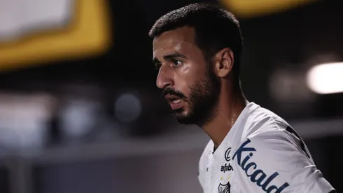 Camacho foi testado de zagueiro no treino do fim de semana e pode aparecer como titular diante do Botafogo - Foto: Ettore Chiereguini/AGIF