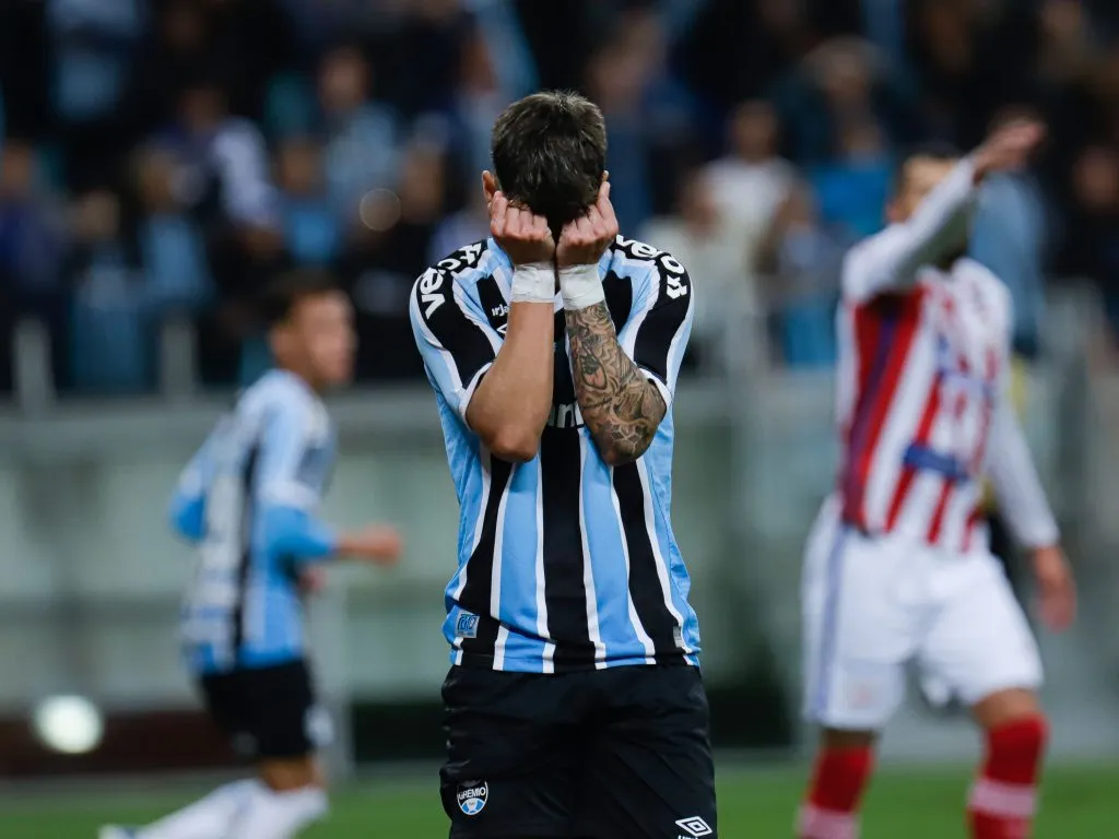 Ferreirinha jogador do Gremio lamenta chance perdida durante partida contra o Nautico no estadio Arena do Gremio pelo campeonato Brasileiro B 2022. Foto: Maxi Franzoi/AGIF