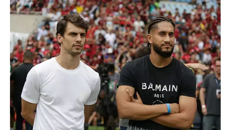 Pablo (à direita) está sem espaço no Flamengo e pode reforçar o Grêmio em 2024 - Foto: Divulgação/Flamengo