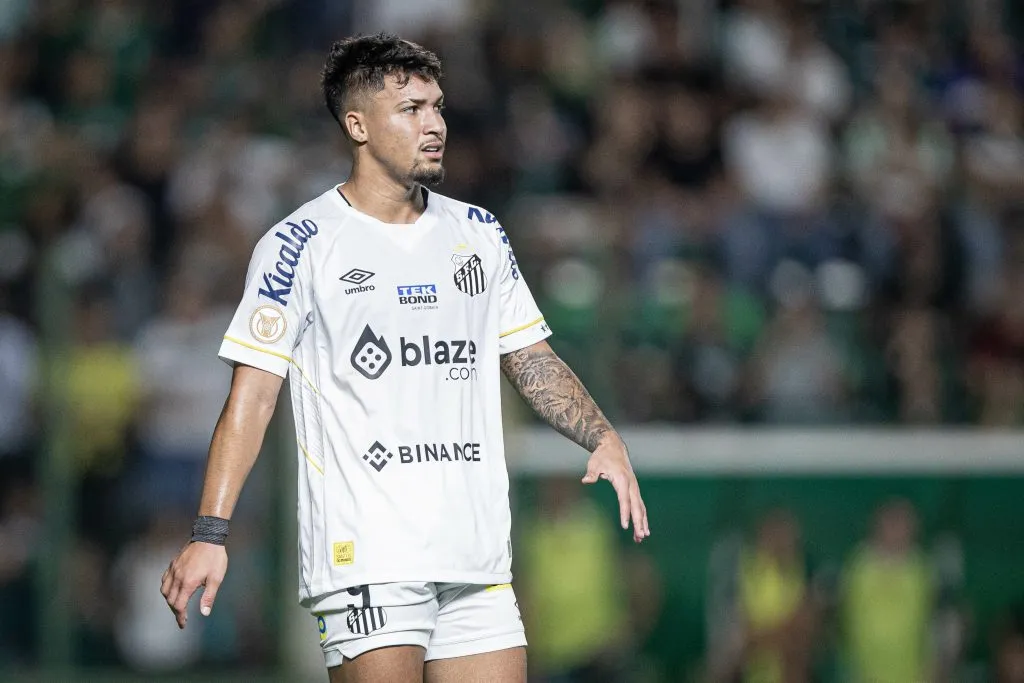 Marcos Leonardo, jogador do Santos, durante partida contra o Goias no estadno estádioio Serrinha pelo campeonato Brasileiro A 2023. Foto: Heber Gomes/AGIF