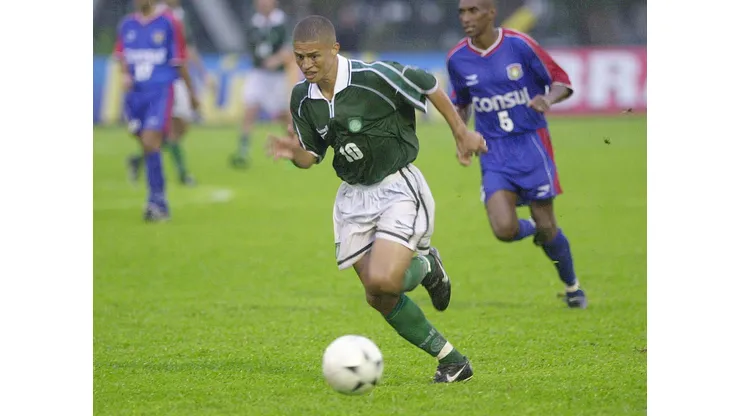 Alex atuando pelo Palmeiras em 2001, no jogo contra o São Caetano no antigo Parque Antarctica. Foto: DIGITAL IMAGE Mandatory Credit: Allsport UK/ALLSPORT
